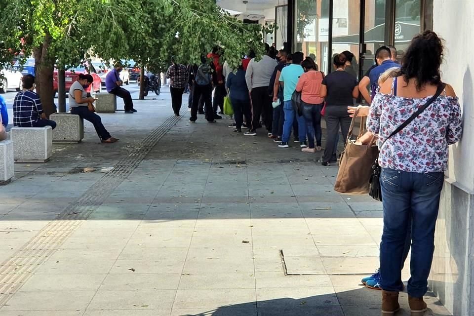 Decenas de personas se formaron en el exterior de la institución de crédito para los trabajadores, en la calle Ocampo.