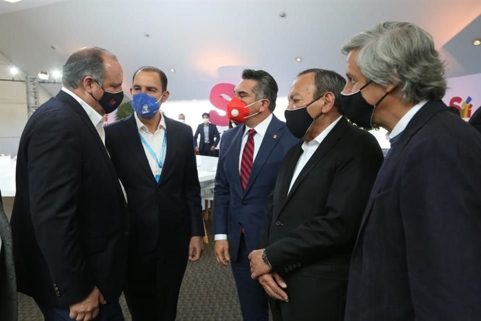 Gustavo de Hoyos, presidente de Coparmex, Marco Cortés, líder del PAN, Alejandro Moreno, dirigente del PRI, Jesús Zambrano, presidente del PRD y Claudio X. González.