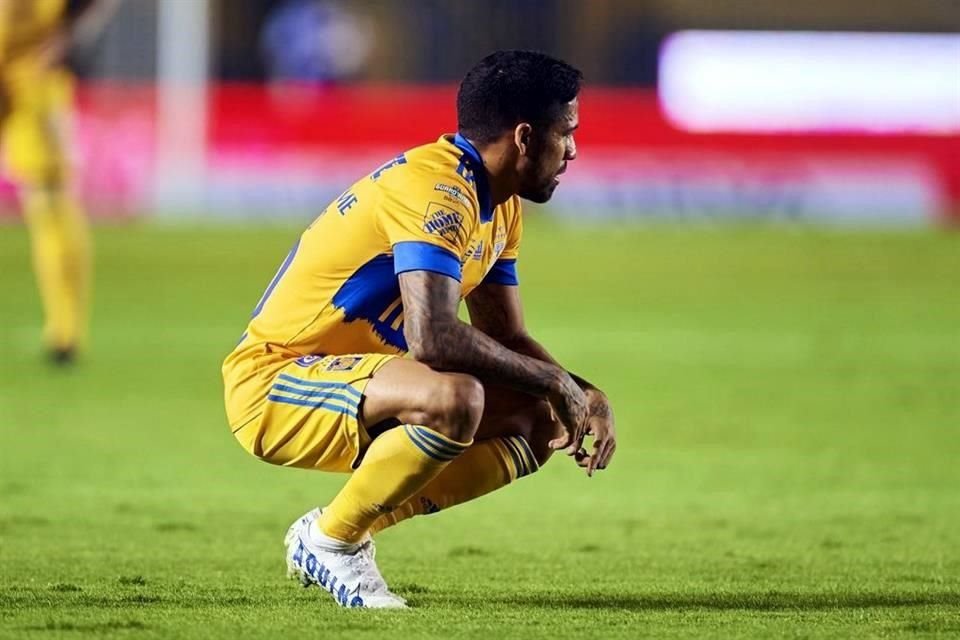 Javier Aquino se lesionó durante el partido ante el Atlas.
