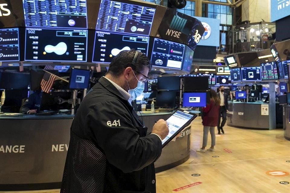 En Estados Unidos, los principales índices cerraron el martes en terreno mixto: el Dow Jones avanzó 0.90 por ciento, mientras que el Standard & Poor's y el Nasdaq retrocedieron 0.14 y 1.37 por ciento.