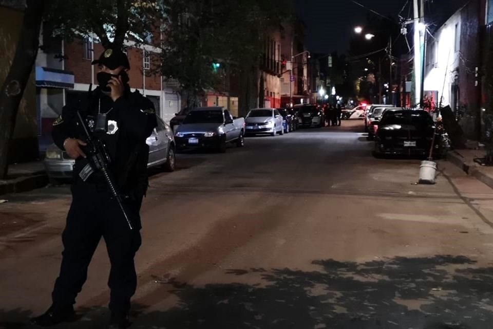 Con ayuda del C2 Centro, los agentes detectaron a un hombre que presuntamente abandonó el cuerpo y lograron detenerlo a unas calles.