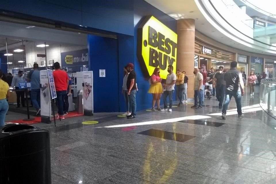 Las tiendas de ropa y tecnología fueron las que registraron más filas.