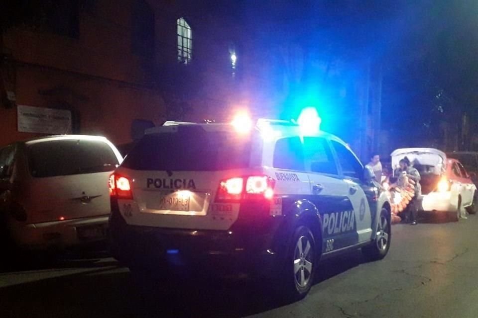Personal de la Fiscalía revisaron el inmueble de donde presuntamente fue sacada una maleta con un cadáver la madrugada del miércoles.