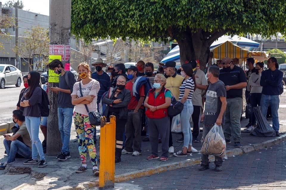 Usuarios de transporte abarrotaron las unidades para alcanzar servicio durante el botón de emergencia.