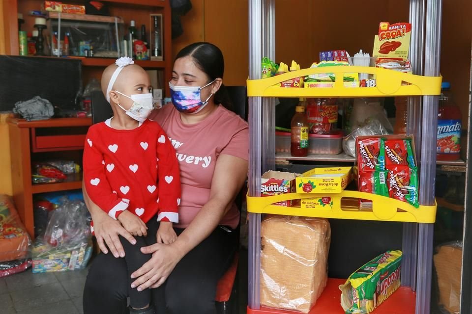 Nicolle y su mamá, Anelenid, atienden la tiendita para juntar lo necesario para el tratamiento.