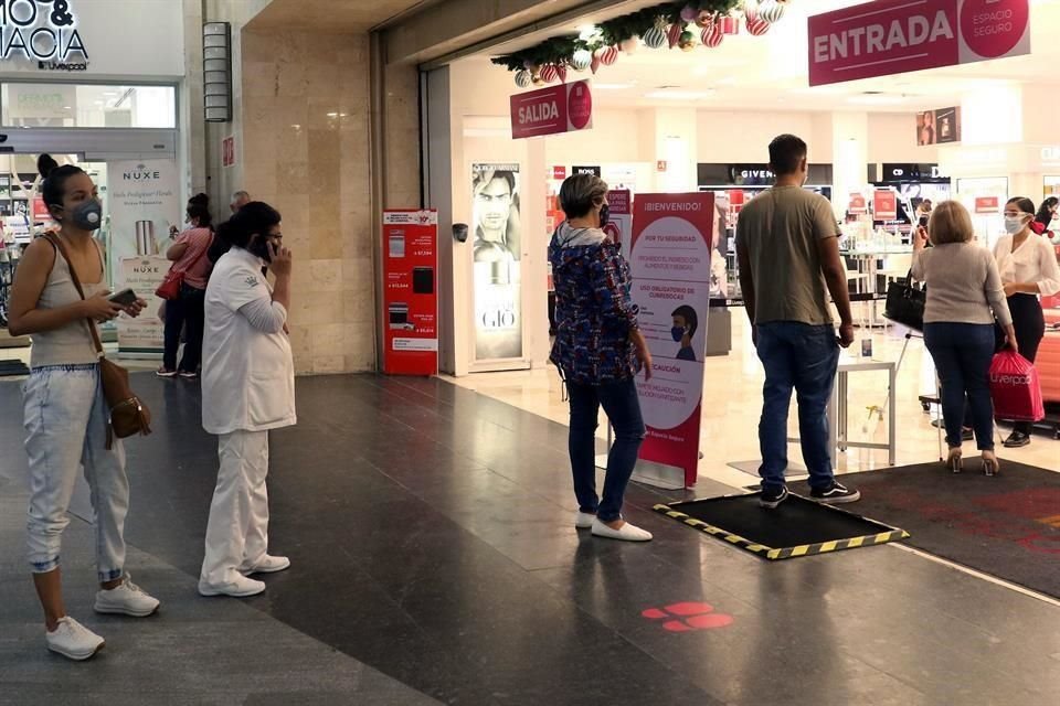 En tiendas, clientes sólo podrán formarse en unifilas con posiciones marcadas con al menos un metro y medio de distancia.