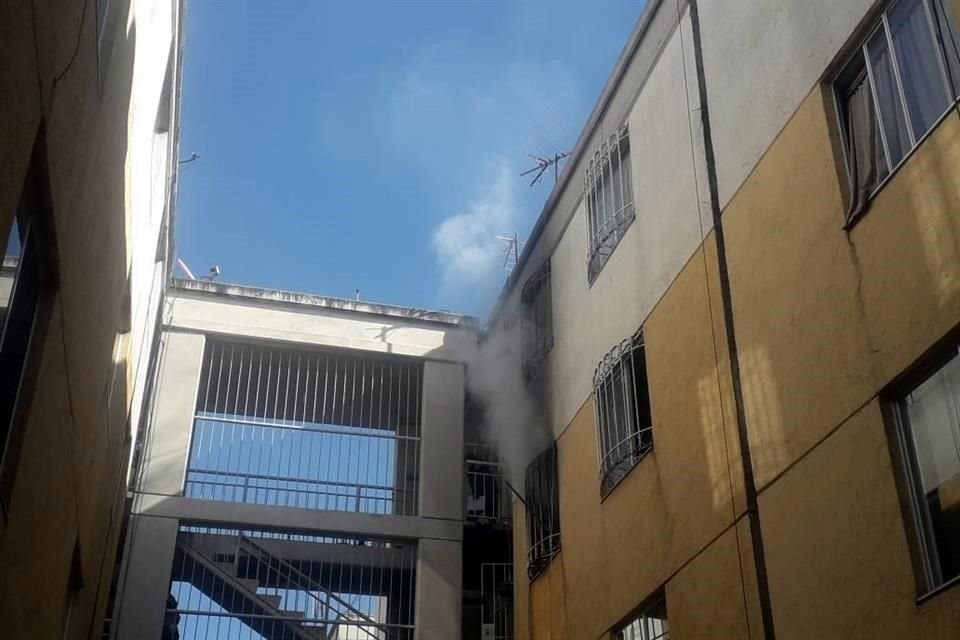 El incendio fue provocado por unas veladoras.
