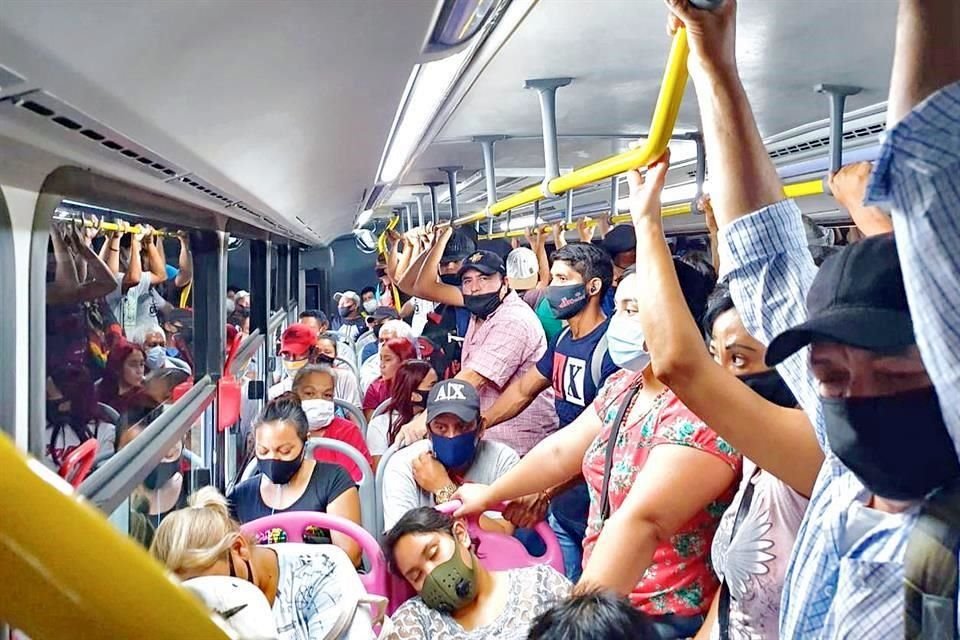 Pese a la pandemia, diariamente se registran aglomeraciones en las paradas de camión y dentro de las unidades del transporte público.
