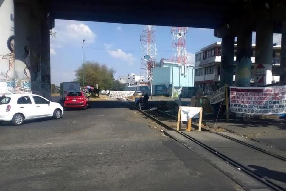 Mientras en 2019 su mayor plantón fue de 28 días en Michoacán, en esta misma entidad este sábado se cumplió un mes de que maestros y normalistas bloquean las vías en Morelia.