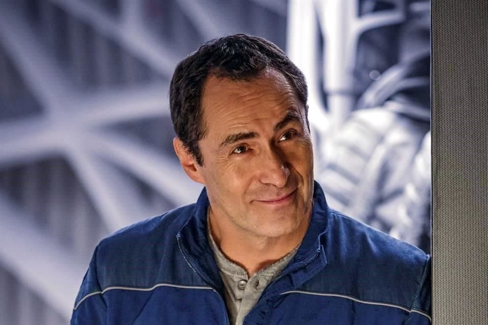 El actor mexicano interpreta a un astronauta en el nuevo filme de George Clooney para Netflix.