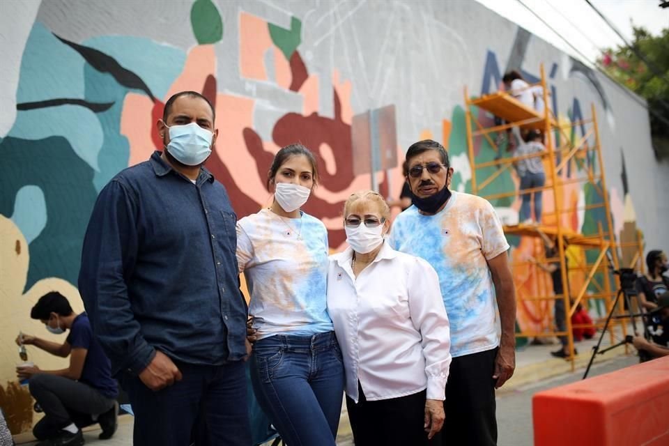 Sus padres y sus hermanos arribaron al sitio donde se pinta un mural colorido en memoria de Cristina, donde coincidieron en sentirse honrados con la obra.