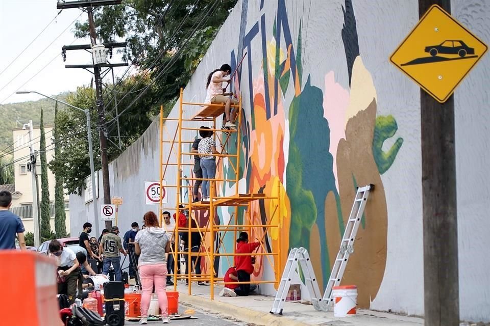 El colectivo Pintar el Cambio empezó la creación de un mural sobre una pared gris, en Avenida Garza Lagüera, para buscar transformar el espacio.