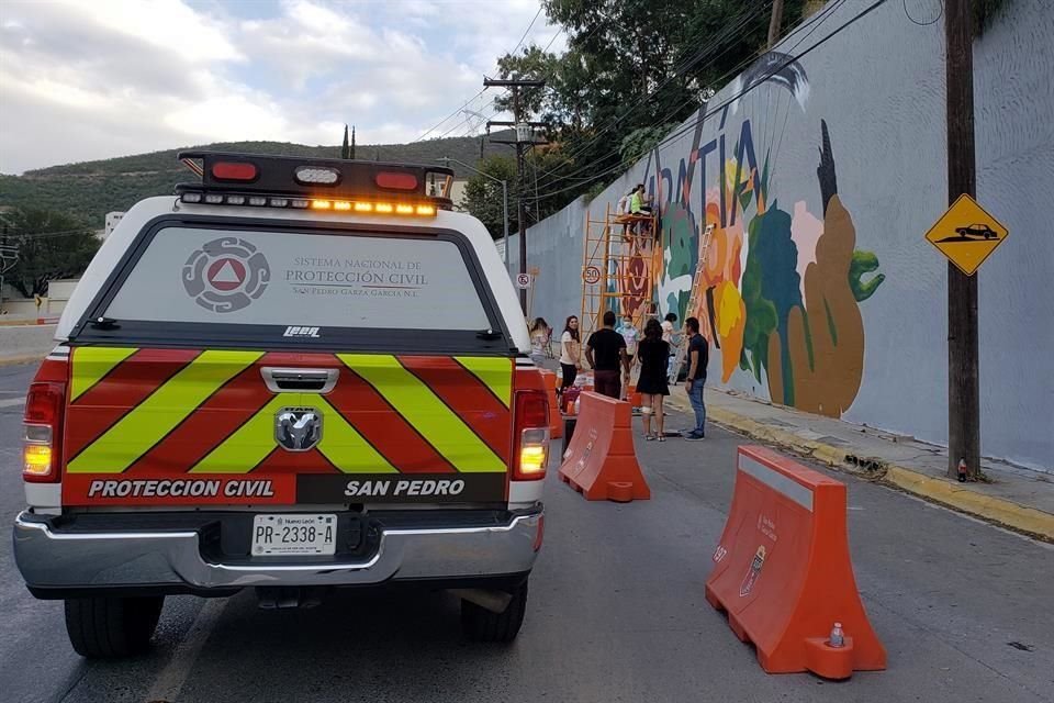 En un andamio se observó a tres personas trabajando a unos seis metros de altura y en otro sólo estaba un hombre en una estructura a unos dos metros de altura.