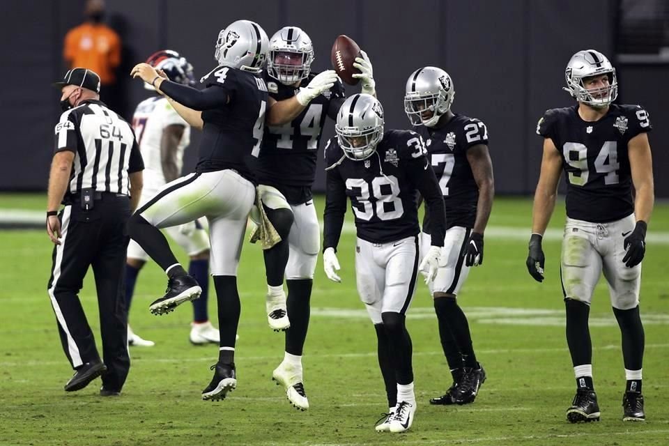 Los Raiders apalearon este domingo 37-12 a los Broncos de Denver.