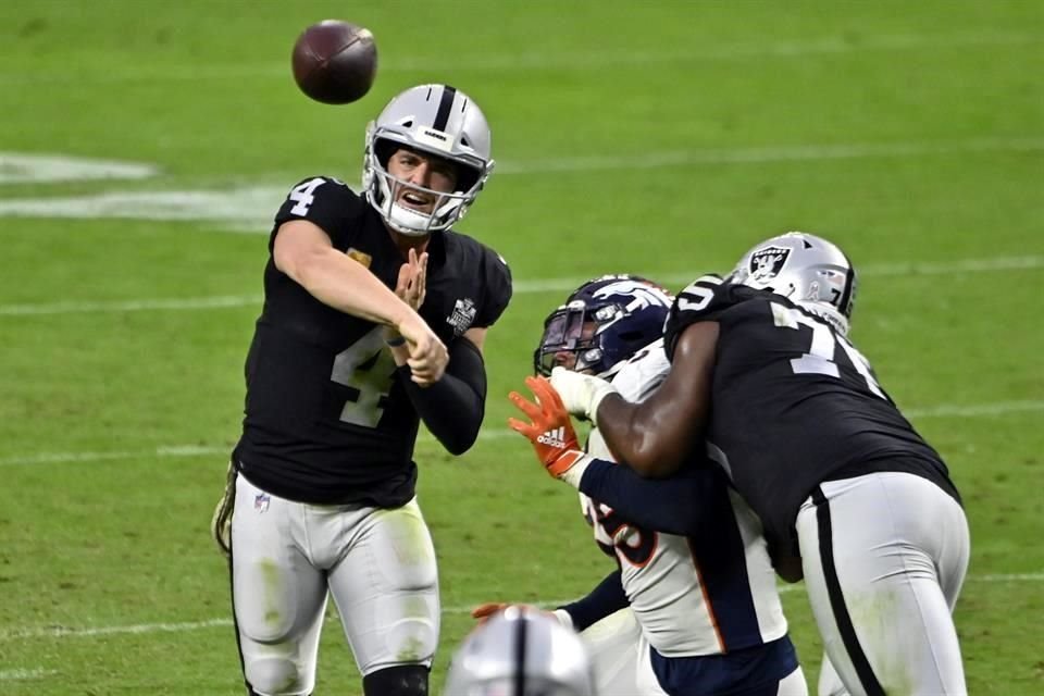 Derek Carr completó 16 de 25 pases en el juego.