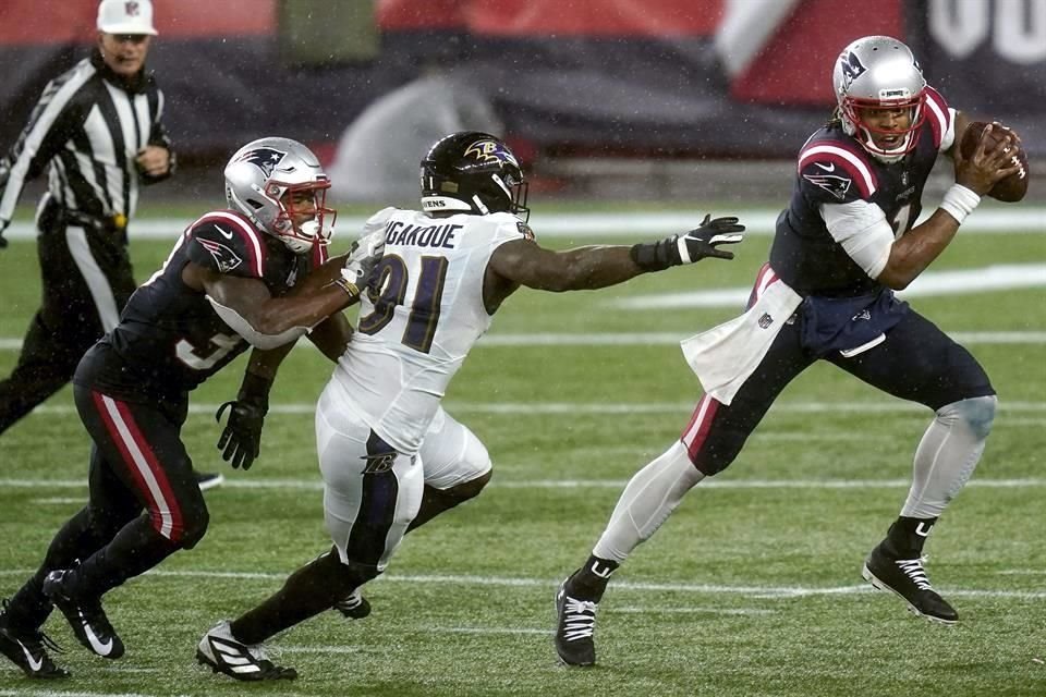 Cam Newton corrió para una anotación en el tercer cuarto.