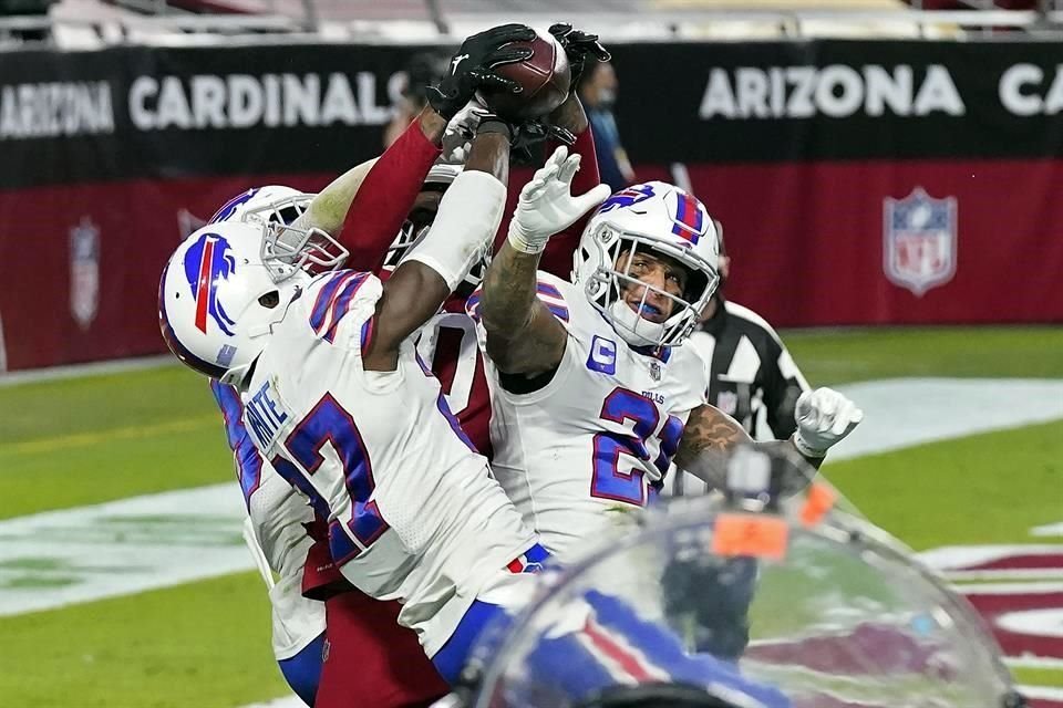 Kyler Murray completó un asombroso pase de desesperación de 43 yardas a DeAndre Hopkins con dos segundos, para dar a los Cardinals de Arizona un triunfo de 32-30 sobre los Bills de Buffalo.