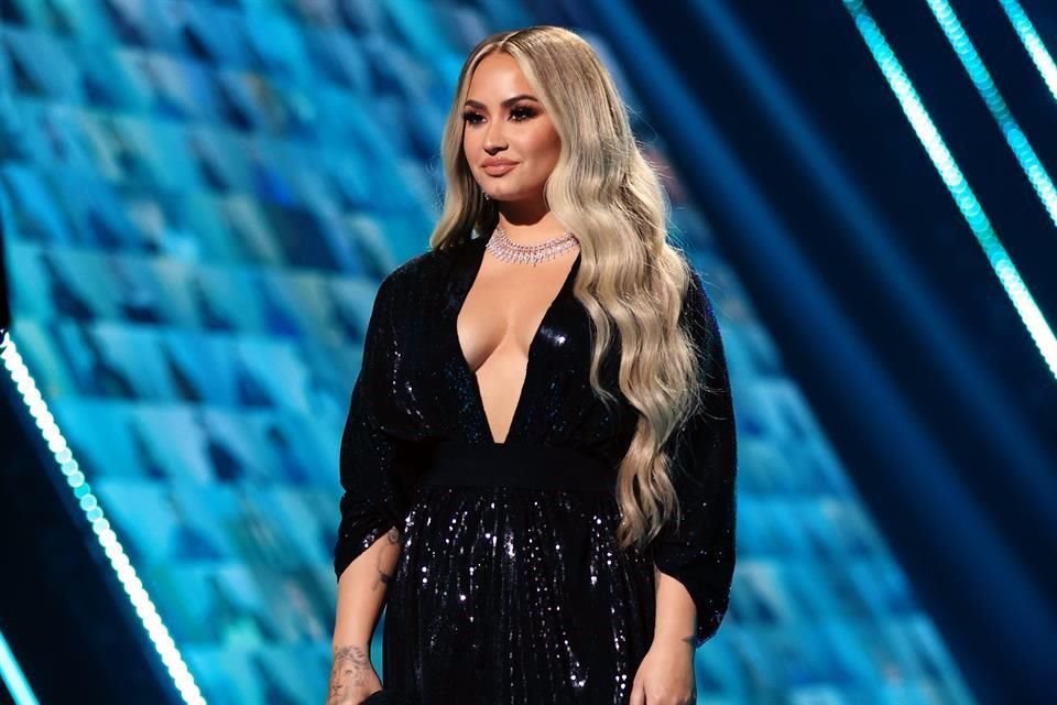 Uno de los tantos atuendos que Demi Lovato, la conductora del evento, lució este 15 de noviembre en la gala de premios.