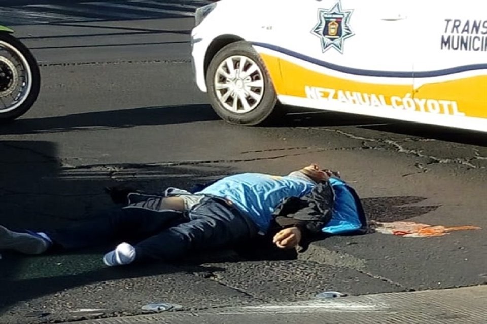 Un motociclista perdió la vida tras ser embestido por una pipa, en Avenida Chimalhuacán y Adolfo López Mateos, en Neza.