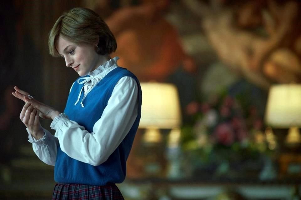 La actriz Emma Corrin, como la princesa Diana, actúa en una escena de la cuarta temporada de la serie 'The Crown'. Su personaje no ha sido bien recibido por la Familia Real.