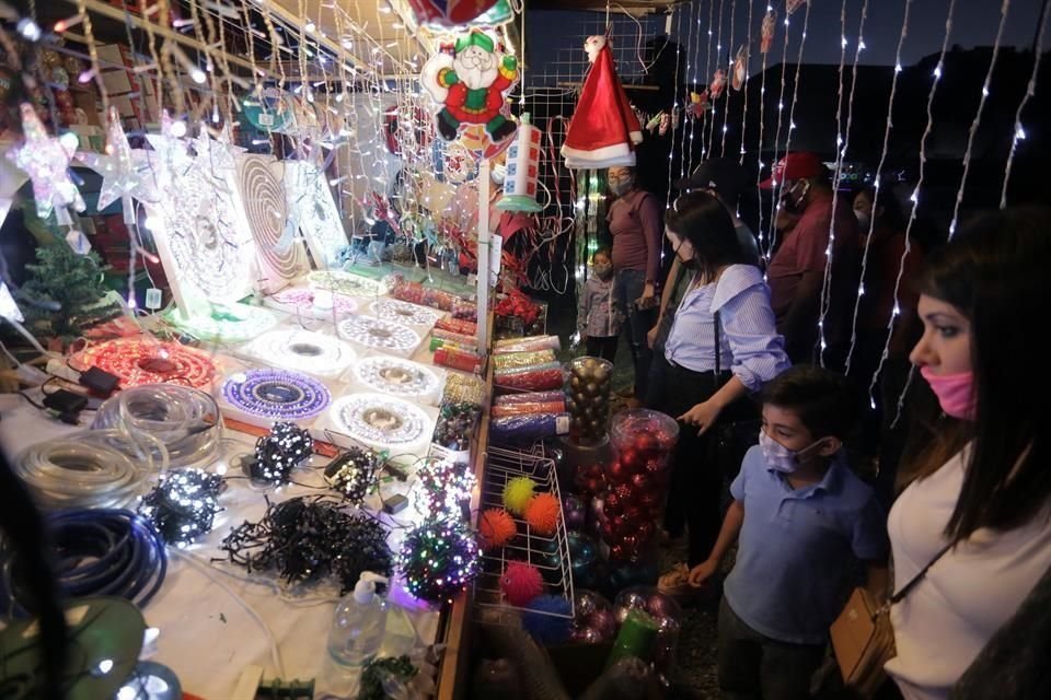 Aprovechando el fin de semana largo, y para evitar aglomeraciones, algunos acudieron a al Feria del Pino de la Av. Morones Prieto.
