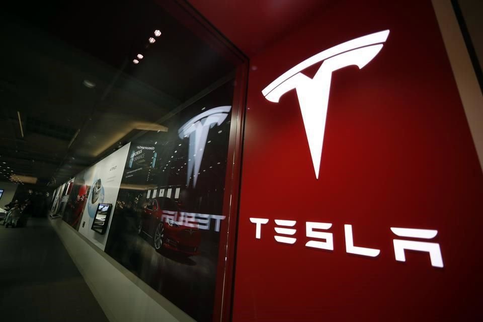 El precio objetivo de Dorsheimer valora las acciones y la deuda neta de Tesla en 63 veces su estimación de las ganancias de la compañía en 2024.