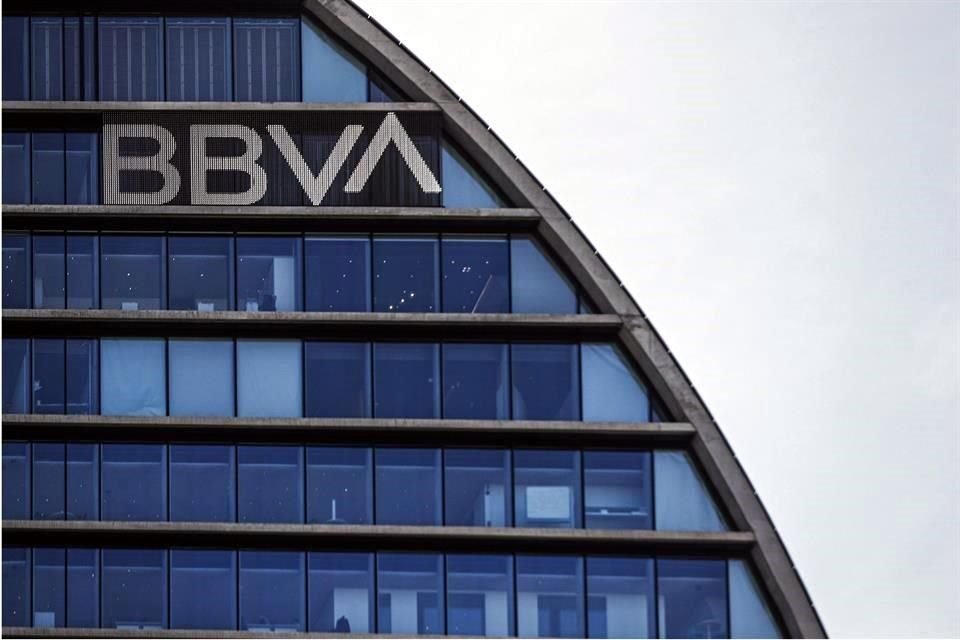 BBVA tiene unos 29 mil 300 empleados en España y unos 123 mil en todo el mundo.