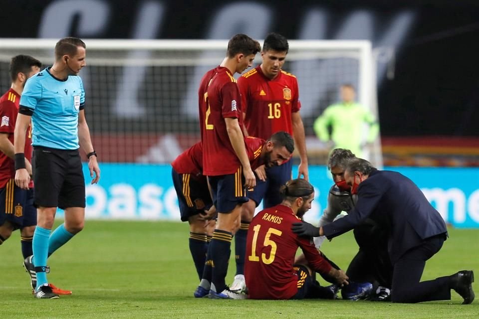 Ramos tuvo que salir del encuentro por molestias.