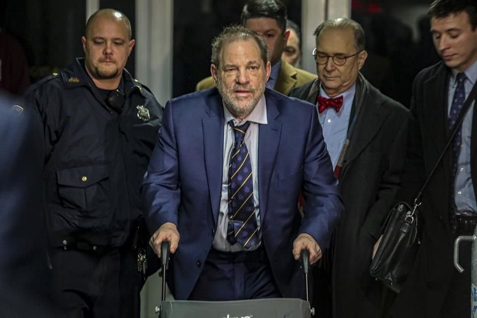 La salud de Harvey Weinstein está en deceso, y ahora médicos piensan que dio positivo al coronavirus porque su temperatura ascendió a 101 grados Fahrenheit (poco más de 38 grados centígrados).