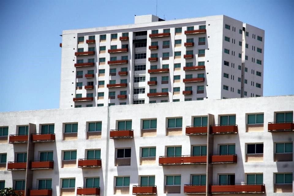 Sin tener permisos de preventa -según Ayuntamiento de Zapopan-, desarrolladores de la Villa Panamericana ofertan los departamentos.