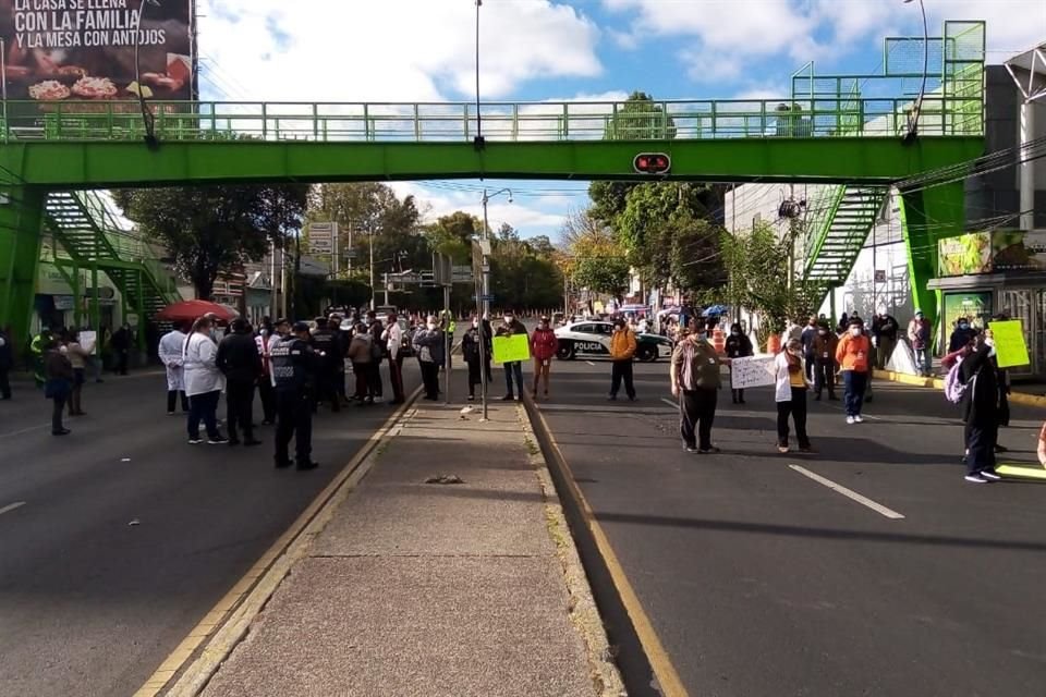 La circulación por esta vía principal estuvo cerrada entre la calle Madrid y Circuito Interior por la presencia de cerca de 40 manifestantes.