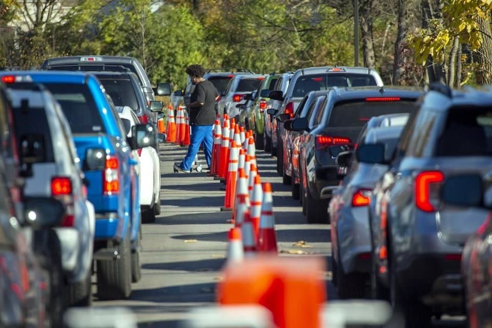 Vista de dos filas de autos en un centro de pruebas de Covid-19 este noviembre en Ohio. Campus in Columbus, Ohio.