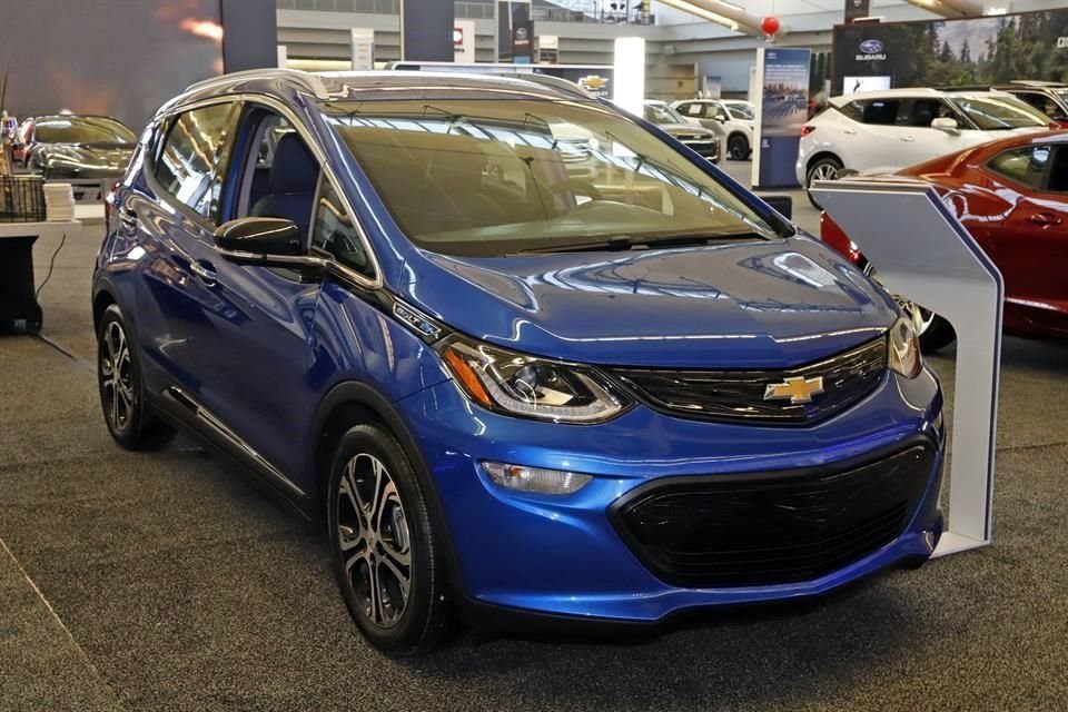 El Chevrolet Bolt EV es exhibido en el 2020 Pittsburgh International Auto Show.