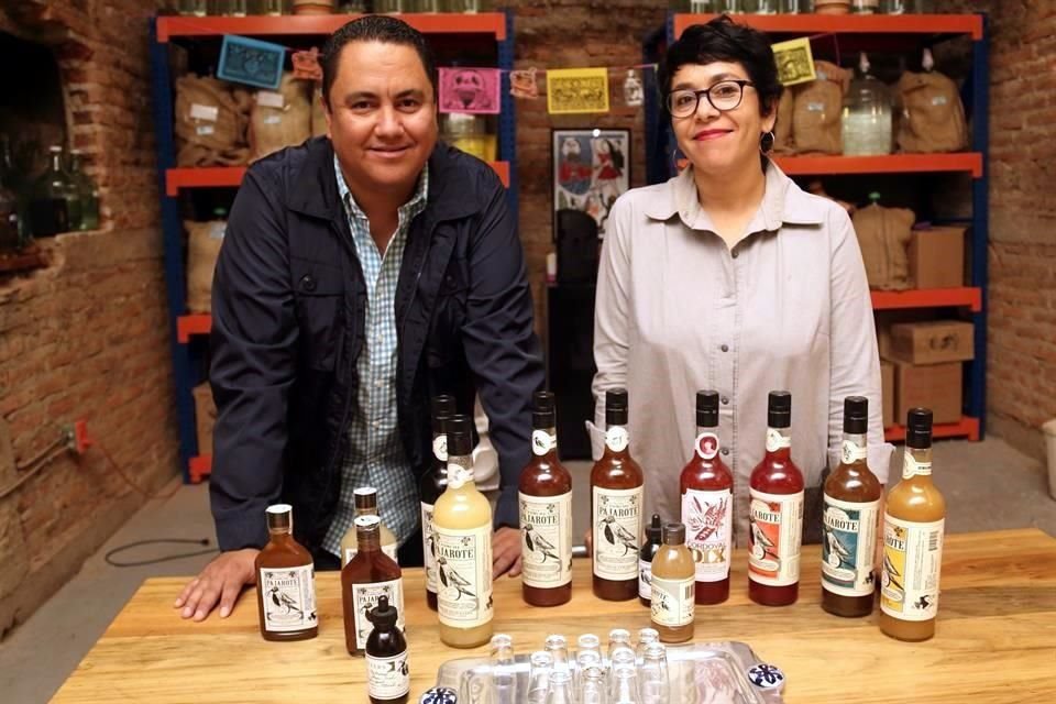 Rubén y Mónica Leyva Córdova ofrecen alrededor de 21 productos, entre ponches, licores y bíters.