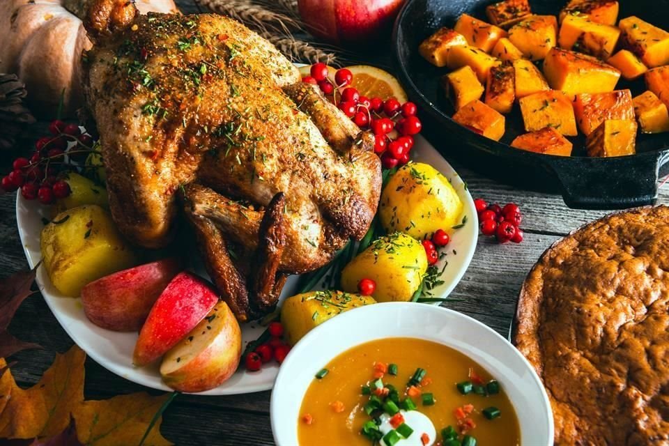 Pavo relleno de hongos, camote dulce al horno y pay de calabaza son los platos que no pueden faltar en la mesa.