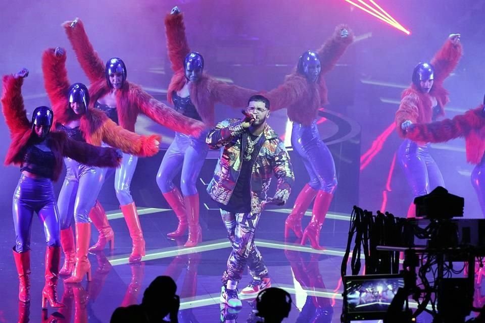 Anuel AA hizo su presentación en el escenario de los Latin Grammy con la canción 'El Manual'.