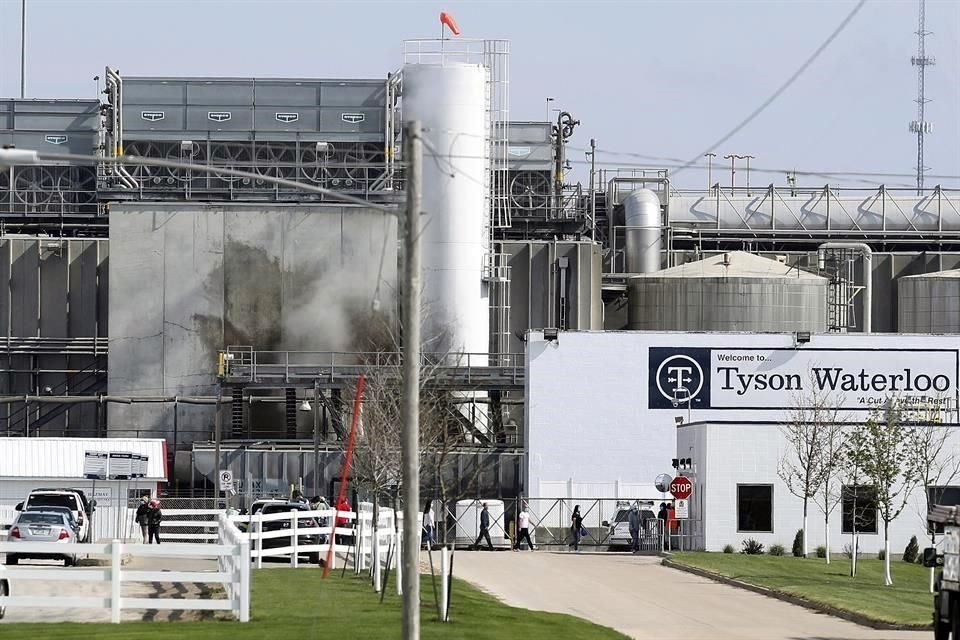 Supervisores de planta de carne de Tyson en Iowa apostaban sobre el número de empleados que se contagiarían de Covid-19, según denuncia.