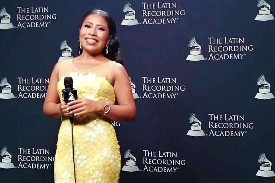 El vestido que usó previo al arranque de la premiación fue el vestido amarillo de Silvia Tcherassi.