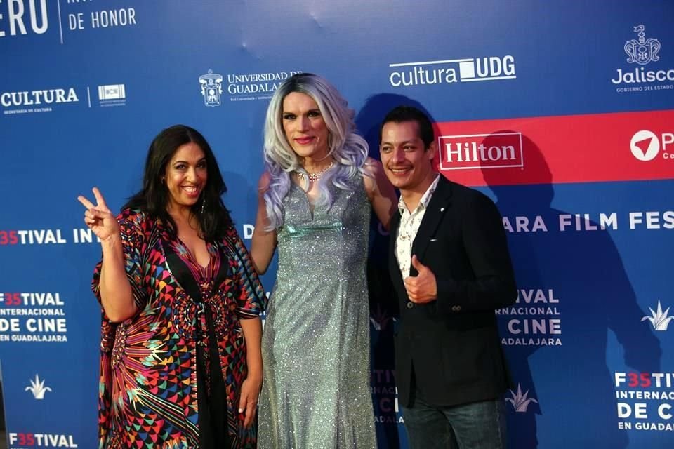 Regina Orozco, Daña Karvelas y Luis Alberti, en la alfombra roja.