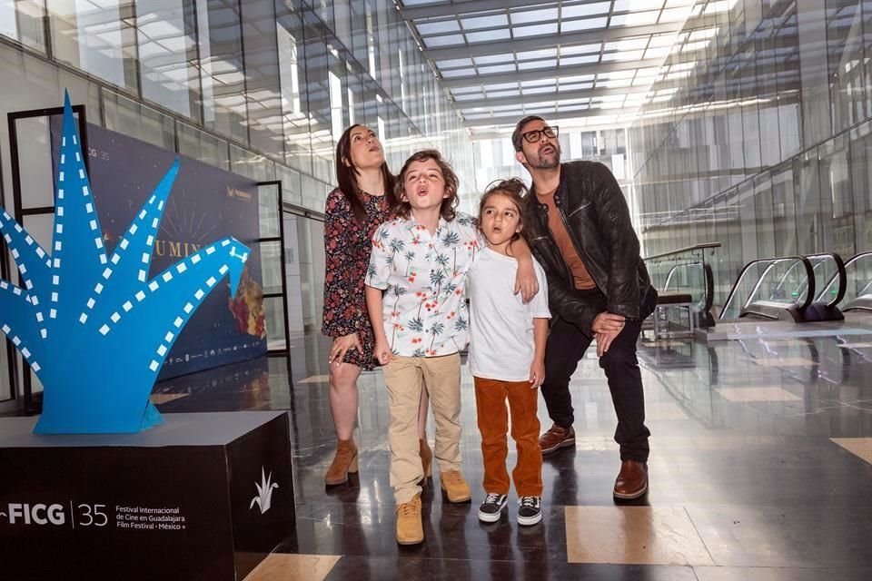 Martha Reyes , Maximiliano Nájar, Leonardo Najar y el director Samuel Kishi, el talento de la película  Los Lobos.