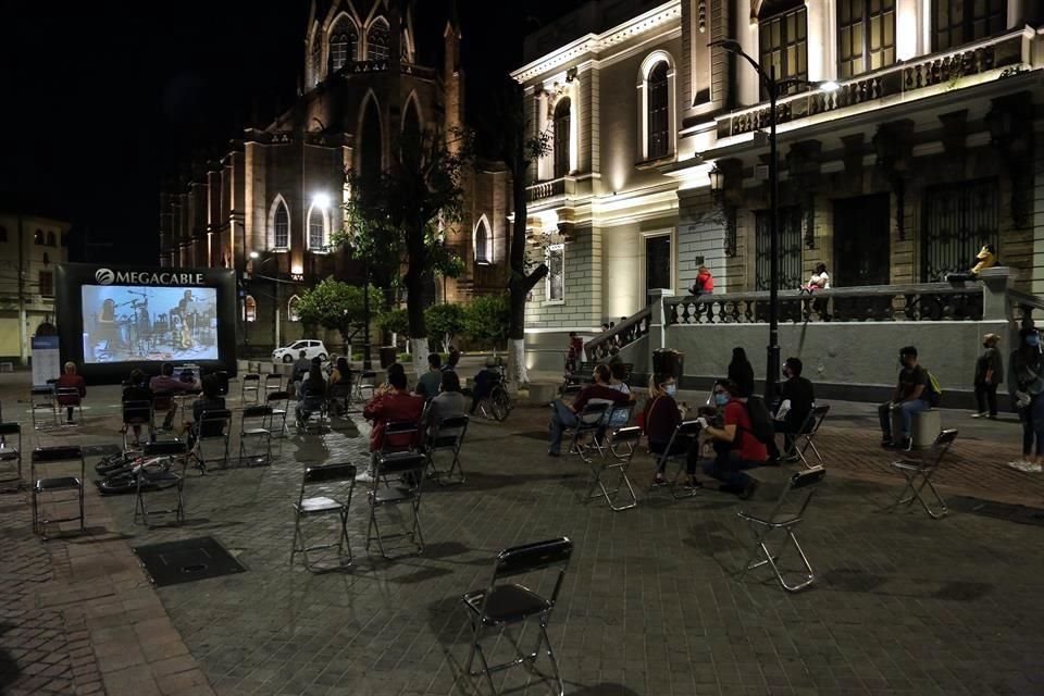 Para disfrutar el cine, se colocaron 50 sillas frente a la pantalla, aunque no todas fueron ocupadas; por cada par de sillas se dejó un espacio de metro y medio.