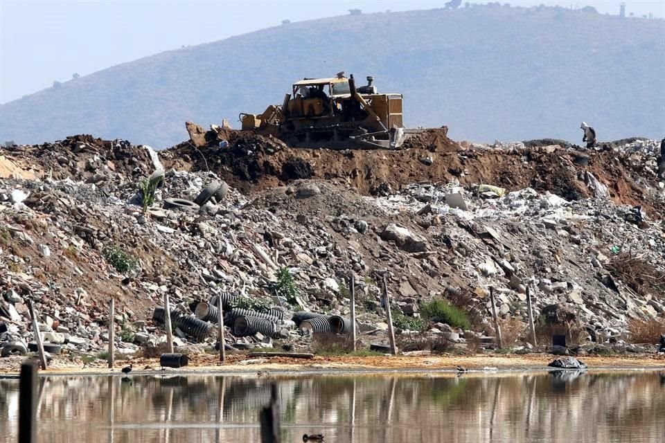 Porciones del lago ubicado en los límites de Tláhuac y Valle de Chalco han sido cubiertas con montones de cascajo.