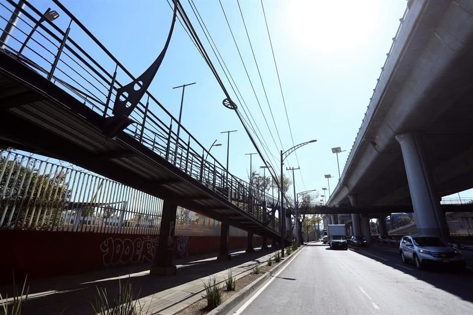 Se prevé que el puente pase sobre Periférico y bajo la Autopista Urbana Norte.