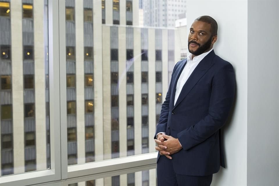 Tyler Perry regaló comida y tarjetas para un supermercado local a 5 mil familias en Atlanta, Estados Unidos, con motivo del Día de Acción de Gracias.