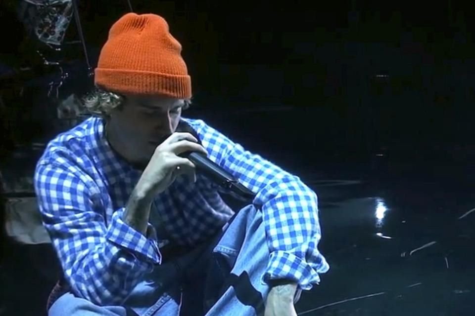 Justin Bieber regresó a los escenarios tras una pausa de cinco años para abrir los American Music Awards 2020.