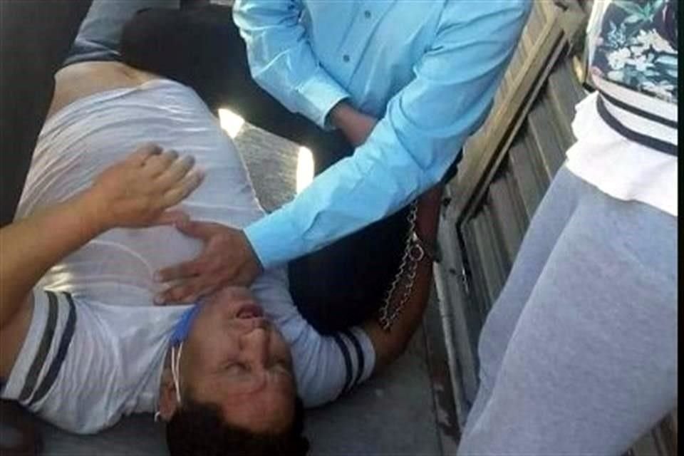 Según familiares, los agentes no mostraron una orden de aprehensión.
