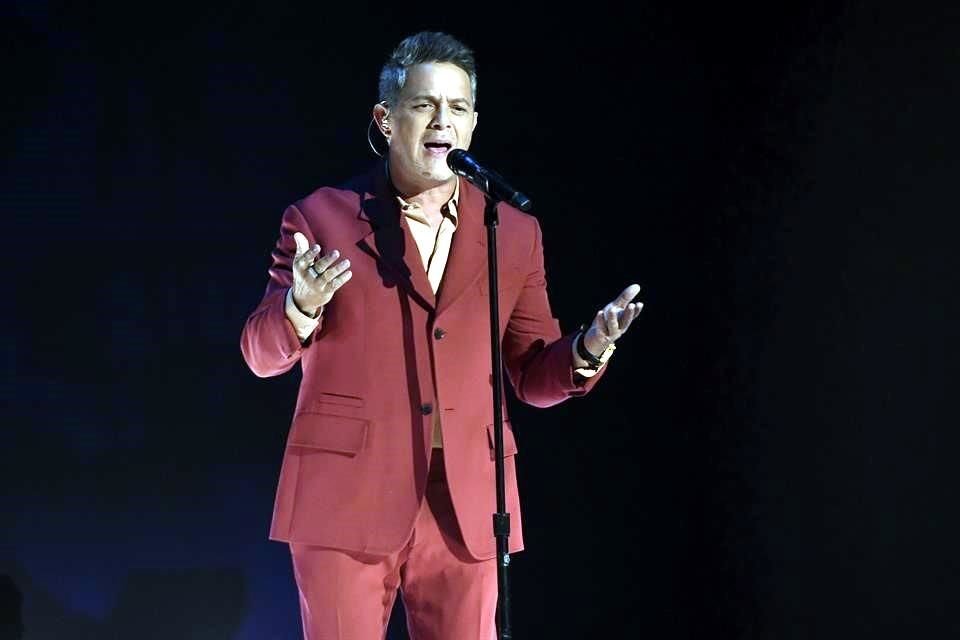 Alejandro Sanz estrenará el documental 'El Mundo Fuera' el 11 de diciembre, que aborda el tema de la pandemia.