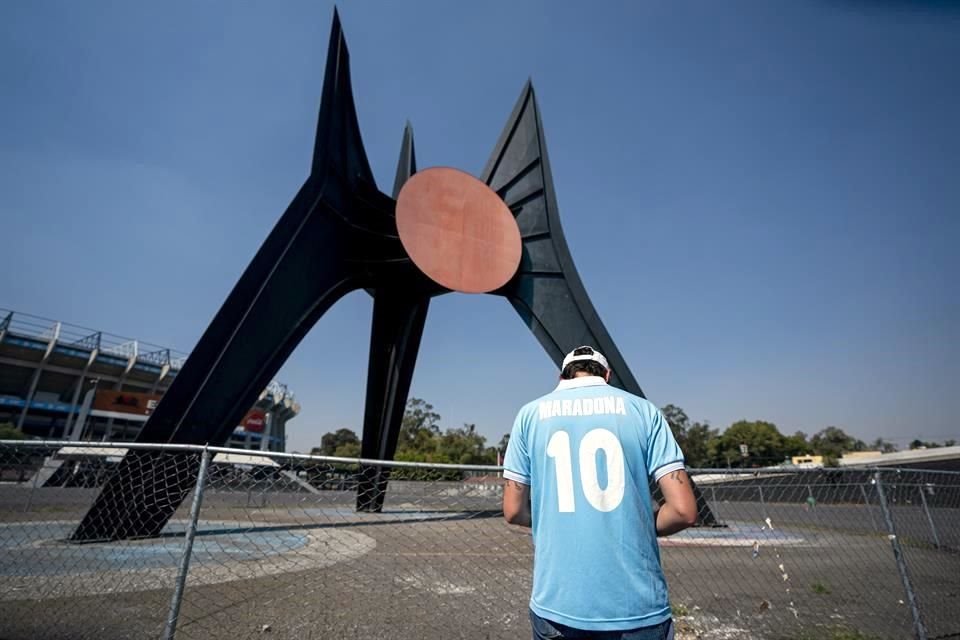 Un aficionado portó una playera con el nombre y dorsal de Diego.