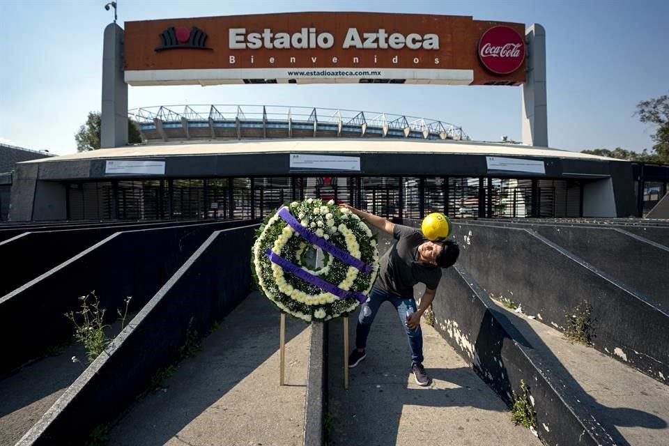 Aficionados recordaron al 'crack' argentino en el Azteca, donde ganó el Mundial de 1986.