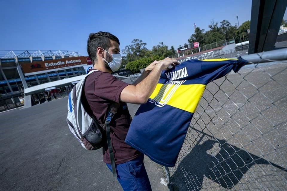 También se colocó una playera de Boca Juniors referente a Maradona.